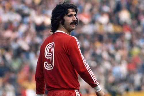 Tiền đạo vĩ đại nhất lịch sử Bayern Munich và ĐT Đức qua đời