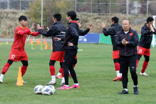 U23 Việt Nam gồng mình luyện tập dưới cái lạnh 6 độ C