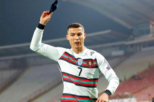 Ném băng đội trưởng ĐT Bồ Đào Nha, Ronaldo nói gì?