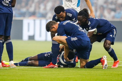 Cầu thủ ở Pháp đột quỵ ngay trên sân như Eriksen