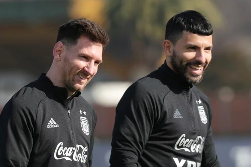 Cảm thấy 'bị lừa' trong vụ Messi, Aguero đòi rời Barca lập tức