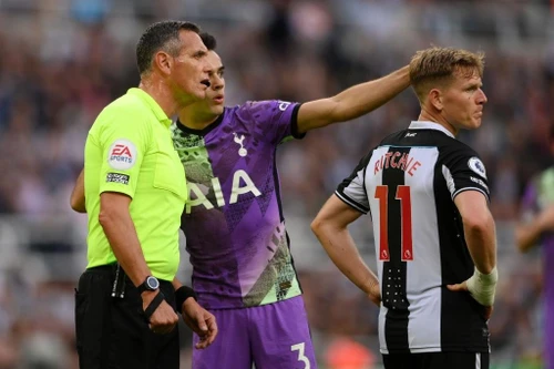 Xuất hiện ca ngừng tim ở trận Newcastle gặp Tottenham