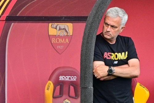 Xem HLV Mourinho áp dụng công nghệ 'cực xịn' trên sân tập Roma