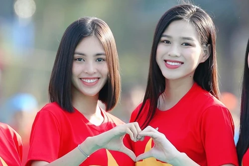 [ẢNH] Trần Tiểu Vy đọ nhan sắc đỉnh cao cùng tân Hoa hậu Đỗ Thị Hà