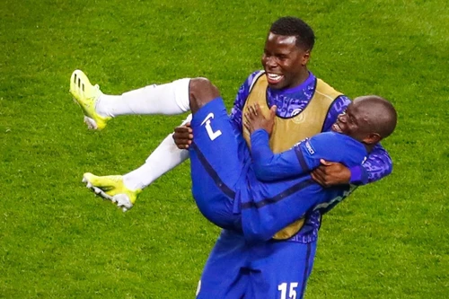 'Siêu nhân' Kante được đồng đội bế như đứa trẻ