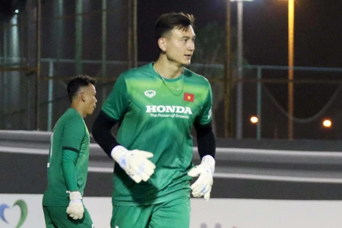 Dự bị ở Nhật, Đặng Văn Lâm vẫn giành suất bắt chính của Bùi Tấn Trường?