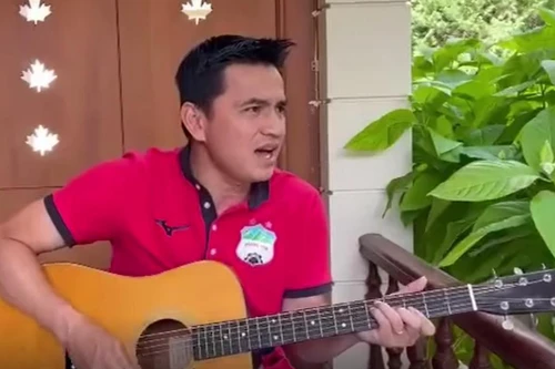 HLV Kiatisak ôm đàn hát 'Như có Bác Hồ trong ngày vui đại thắng' 