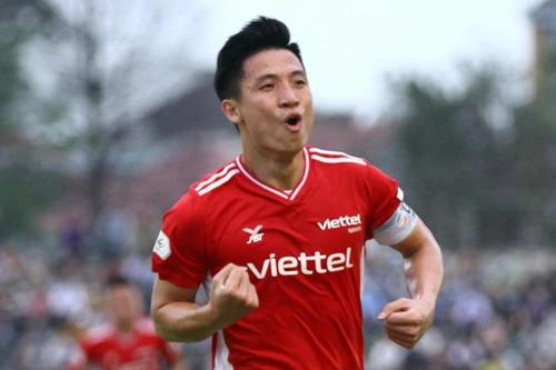 Bùi Tiến Dũng lập công, Viettel bám đuổi gắt gao HAGL