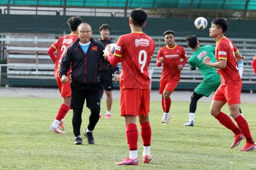 Thầy trò HLV Park nạp 'năng lượng đặc biệt' đối phó cái lạnh ở Kyrgyzstan