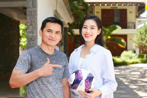 [ẢNH] HLV Kiatisak tươi rói bên Hoa hậu Việt Nam