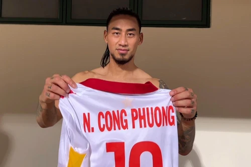 Tiền đạo Billy của Lào xin đổi áo với Công Phượng