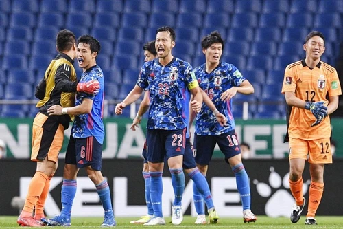 Vào đường cùng, Nhật Bản quật ngã Australia trước khi gặp Việt Nam