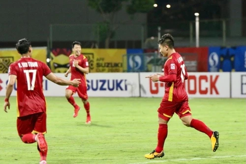 Mãn nhãn cú đánh gót kiến tạo của Quang Hải cho Công Phượng ghi bàn