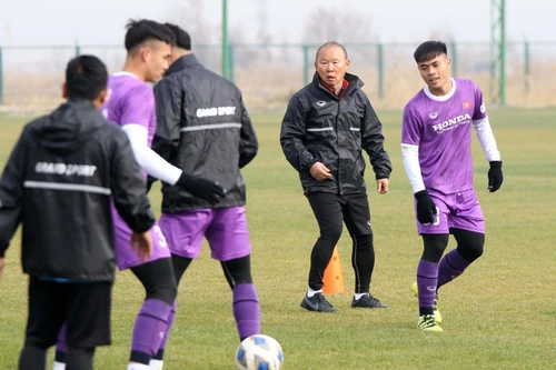 HLV Park Hang-seo cho học trò tập sút 11m trước trận quyết đấu