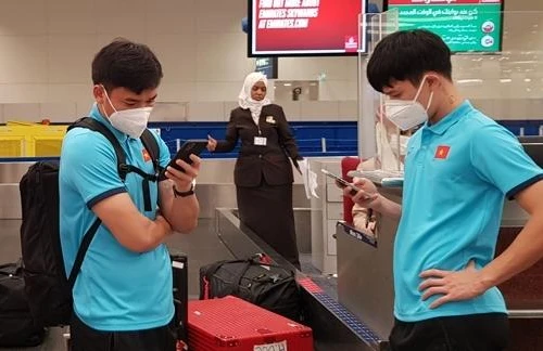 [ẢNH] Tuyển Việt Nam mệt mỏi sau đêm trắng sang Oman