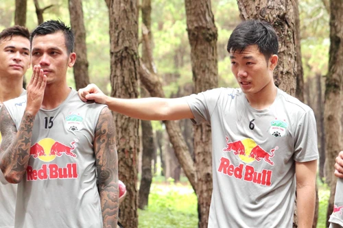 Xuân Trường và đồng đội 'mệt phờ' với bài rèn thể lực của HLV Kiatisak