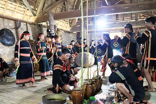 Đặc sắc lễ lên nhà Rông ở Hà Nội