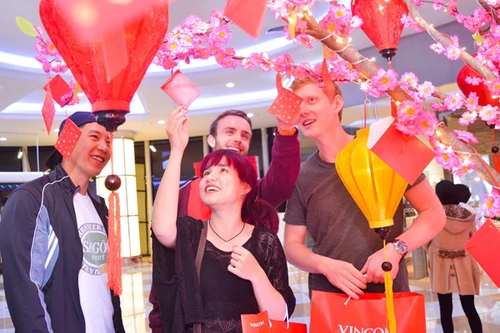 Chen chân mua sắm Tết, săn "hàng tốt giá hời"