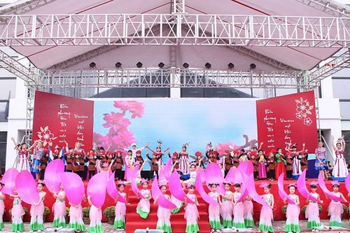 Hội Xuân Vinschool 2017: "Tết bốn phương, Xuân yêu thương"