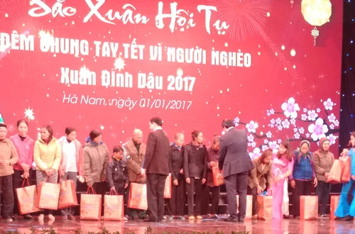 Tập đoàn Tân Á Đại Thành trao tặng 200 triệu đồng cho "Quỹ vì người nghèo tỉnh Hà Nam"