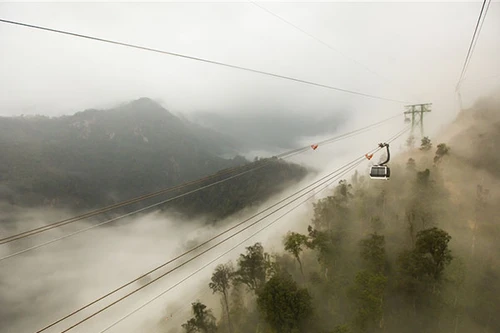 Tưng bừng lễ hội khèn, hoa tại Fansipan Legend