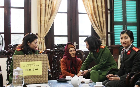 Hội phụ nữ CAQ Ba Đình: Tri ân Mẹ Việt Nam Anh hùng nhân ngày Quốc tế Phụ nữ 8-3