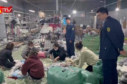 Triệt phá "tổng đại lý" thời trang, mỹ phẩm lậu chuyên livestream, đổ sỉ hàng trăm đơn hàng mỗi ngày 