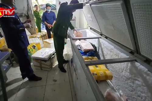 Đột kích căn nhà cấp 4 chứa "thực phẩm bẩn" chuyên đổ buôn cho các quán ăn vỉa hè