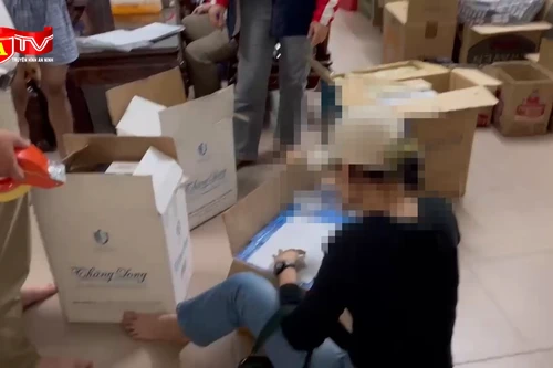 Triệt phá "đại lý" buôn thuốc lá lậu số lượng lớn tại chợ