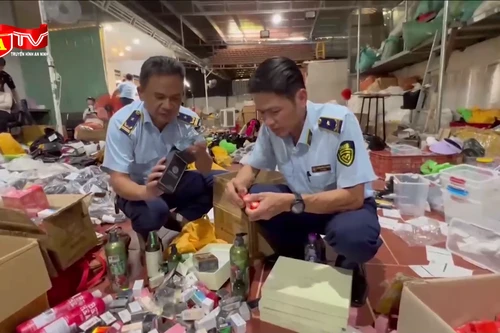 Đột kích kho hàng giả "khủng", chuyên bán livestream hàng thương hiệu giá vài chục nghìn