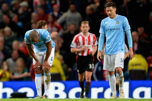 Man City 2-2 Sunderland: Ngôi vương xa dần