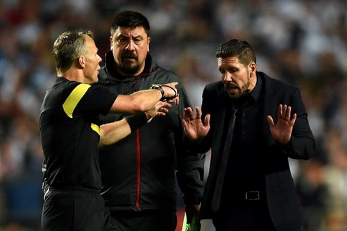 HLV Simeone phát khùng vì bị Varane khiêu khích