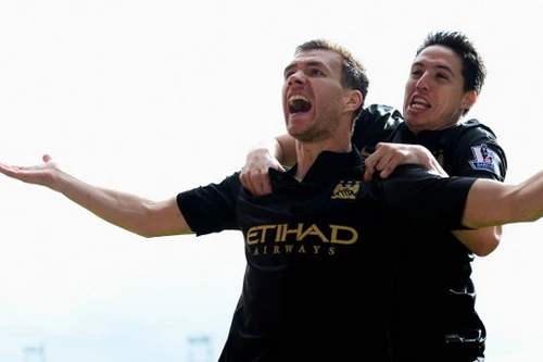 Thắng nhẹ nhàng, Man City giành lại cơ hội vô địch
