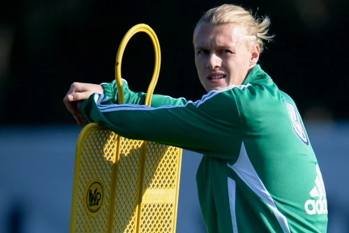 Kjaer phớt lờ những lời mời chào của Man Utd