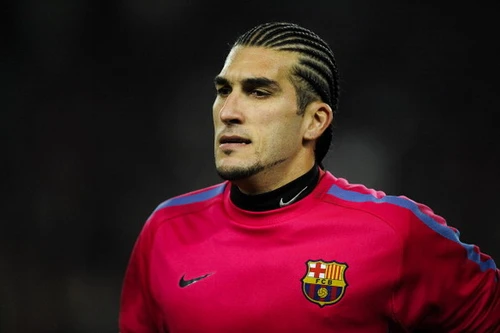 Thủ môn của Barca bị CĐV Real Madrid chơi khăm