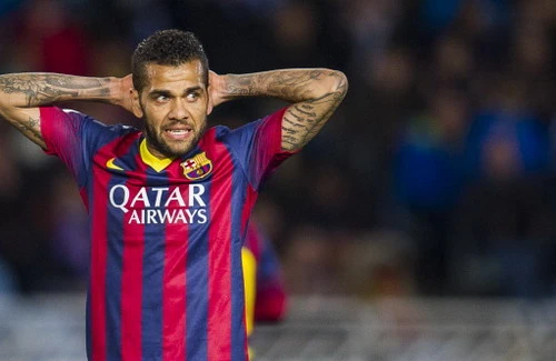 Barca ủng hộ Alves chống nạn phân biệt chủng tộc sau vụ "ăn chuối"