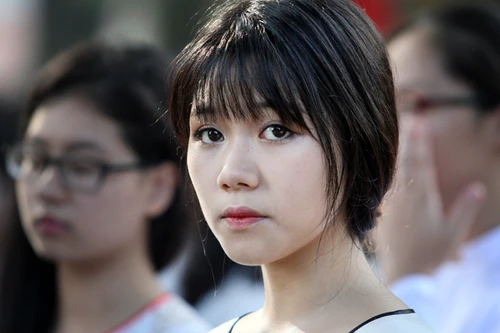 Nữ sinh áo dài tinh khôi dưới nắng vàng ngày khai giảng