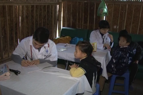 Khám chữa bệnh cho người dân bãi giữa sông Hồng 