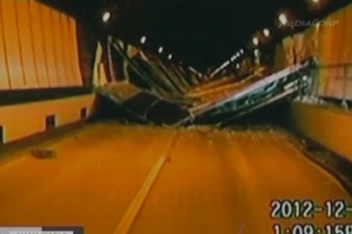 Cảnh sát Nhật khám xét văn phòng công ty quản lý đường hầm bị sập