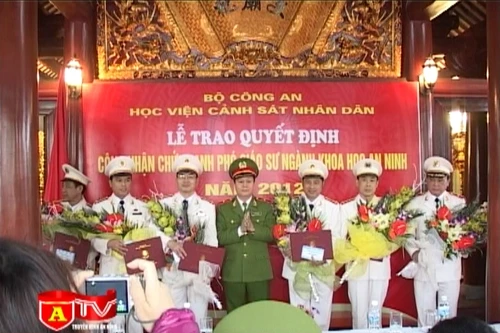 Trao quyết định công nhận chức danh Phó Giáo sư ngành KH An ninh 2012