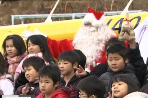 Quà Giáng sinh cho trẻ em là nạn nhân của sóng thần Nhật Bản