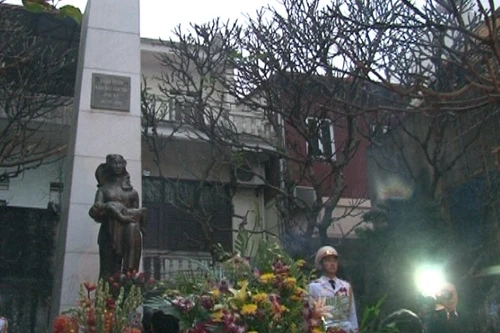 Lễ dâng hương tưởng niệm đồng bào, chiến sĩ Thủ đô bị không quân Mỹ sát hại