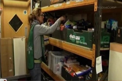 Anh: Nhiều người không có đủ tiền để mua thức ăn 