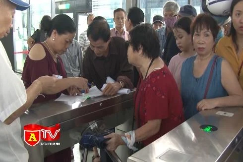 Người cao tuổi chỉ cần xuất trình CMND để được miễn phí xe bus