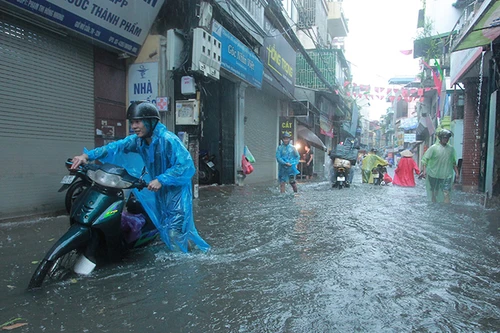 Nằm sát sông Tô Lịch nhưng mưa 1 tiếng, đường Bùi Xương Trạch ngập sâu 3 tiếng