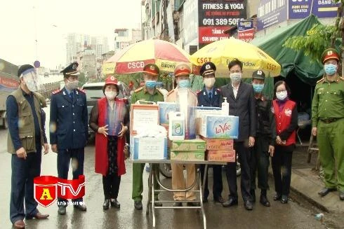 Người dân chia sẻ khó khăn với lực lượng chức năng tại chốt chống dịch Covid-19