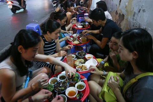 Thiếu nữ ăn quà