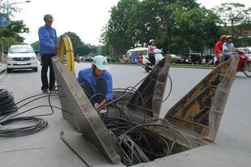 Hà Nội: Đại gia viễn thông chi 2.000 tỷ đồng xóa "rác trời"