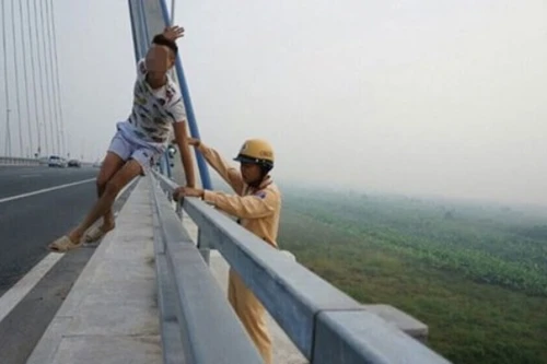 Ôm theo cục bê-tông, nam thanh niên định nhảy cầu Nhật Tân, được CSGT cứu sống