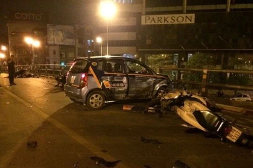 Triệu tập 3 người trong vụ taxi gây tai nạn trên cầu vượt Chùa Bộc - Tây Sơn